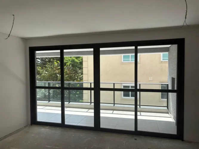 Porta alumínio 4 folhas com vidro linha suprema/sublime nova, recém instalada 