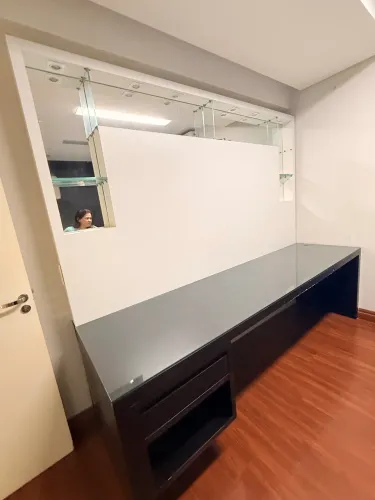 Móvel completo mesa de vidro+prateleira branca