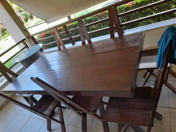 Mesa de madeira maciça com 8 cadeiras