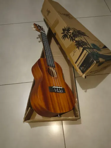 Ukulele nunca usado