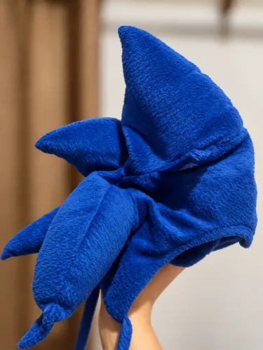 Touca Sonic cosplay com espinhos e rosto aberto