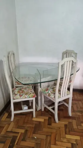 Mesa com base em mármore e vidro e com tampo em vidro