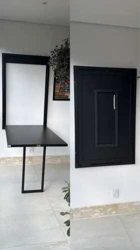 Mesa retrátil funcional / espaço pequeno 