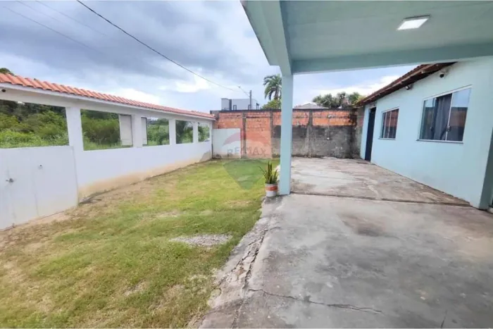 Casa com 3 quartos, e garagem para 6 carros, á 300m da Av das Torres, Flores, Manaus-AM.