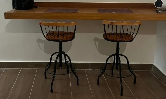 Banquetas Altas Estilo Industrial em Madeira - Conjunto com 2 - Excelente Estado