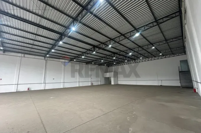 Galpão Estratégico na Matriz: 664m² com Pátio, Energia Trifásica e 2 Portões Automáticos