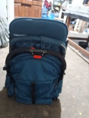 Vende -se uma carrinho de bebê por 200 reais eles ser faz como bolsa de carrinho tbm