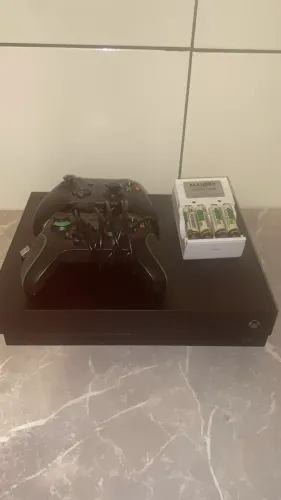 Xbox one X 1TB, usado, funcionando perfeitamente + acessórios