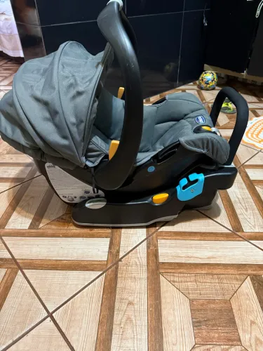 Cadeirinha Chicco semi-nova