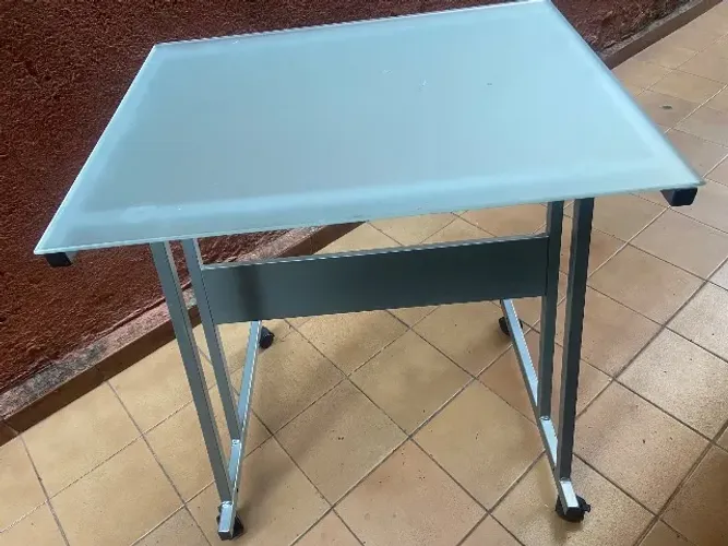Mesa de escritório com tampo de vidro