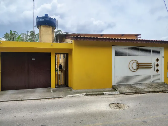 Duas casas com entradas independentes - Ótimas para morar e fazer uma renda extra 