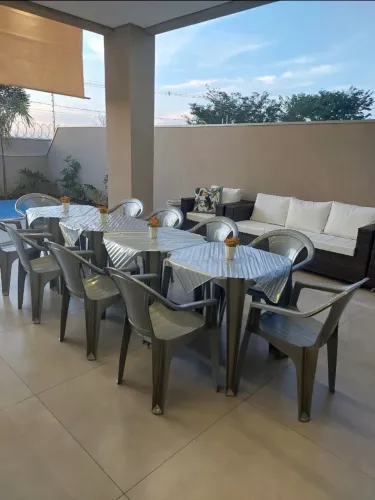 Mesa e cadeiras plastico
