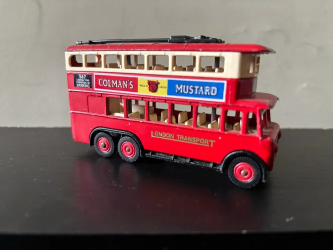 Ônibus elétrico ("trolleybus") Karrier E6 de 1928, parte da série Days Gone da marca Lledo