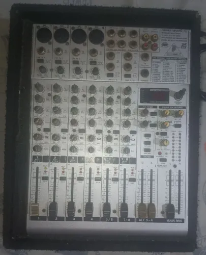 Mesa de Som Behringer