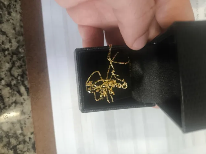 Cordão de ouro.