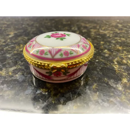 Mini porta joia muita antiga com cena floral em estilo europeu.