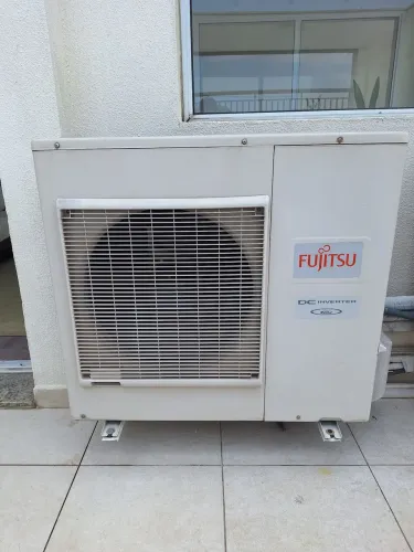 Ar-Condicionado Fujitsu Inverter 27.000 BTUs Quente/Frio - 220V