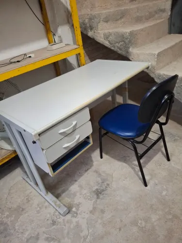Mesa e cadeira para escritório ou secretária