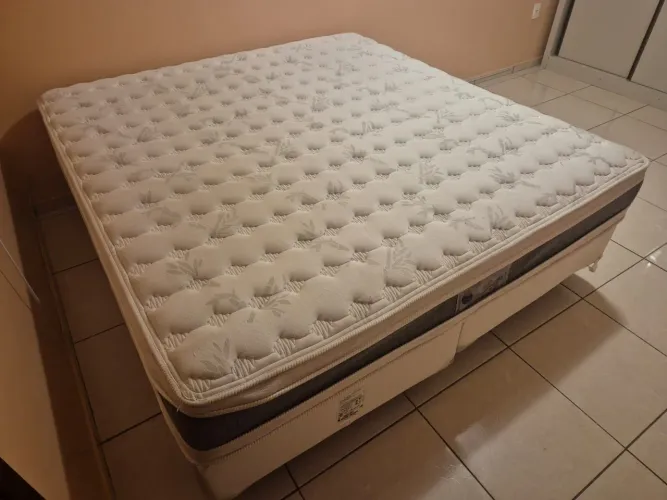 Cama super king.