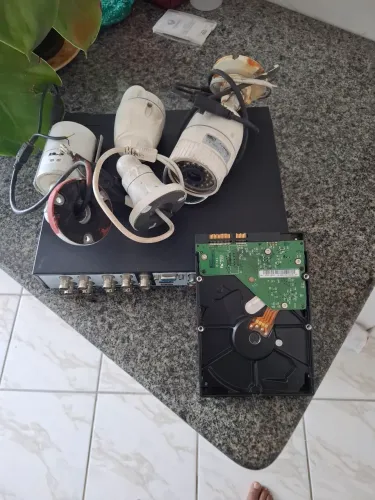 Dvr com 8 saída de câmaras com HD fonte 12voltse três camaras