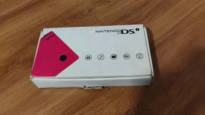 Caixa vazia de Nintendo DSi rosa