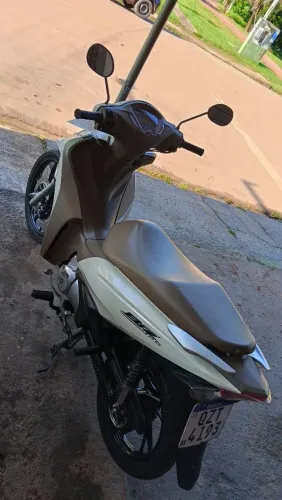 Moto semi nova baixa quilometragem IPVA pago no ponto de transferir .