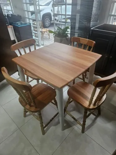 Linda Mesa + 4 Cadeiras Torneadas Em Eucalipto