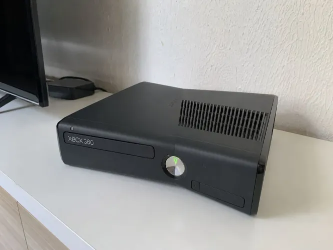 XBOX 360 slim 4gb + pendrive 16 gb + 5 Jogos ORIGINAIS 