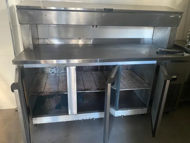 Balcão refrigerado com condimenta dores refrigeradas 