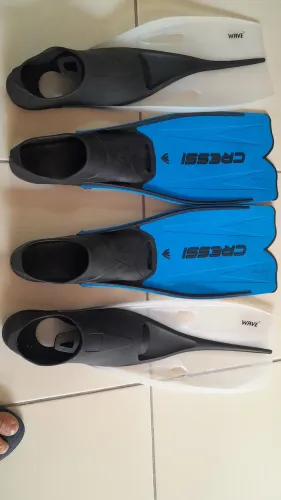 Vendo nadadeiras para mergulho e natação no mar