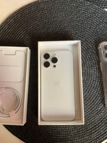 Iphone 15 Pro Max com caixa e acessórios.