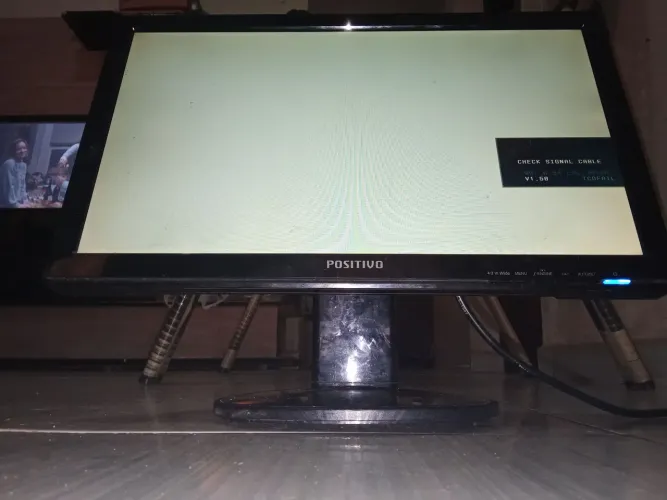Monitor funcionando da positivo estar com um risco do lado direito dele