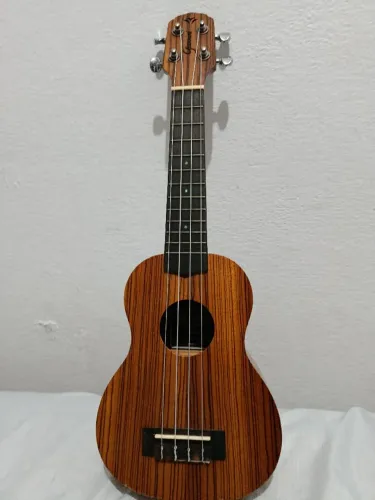 Ukulele gianini usado 