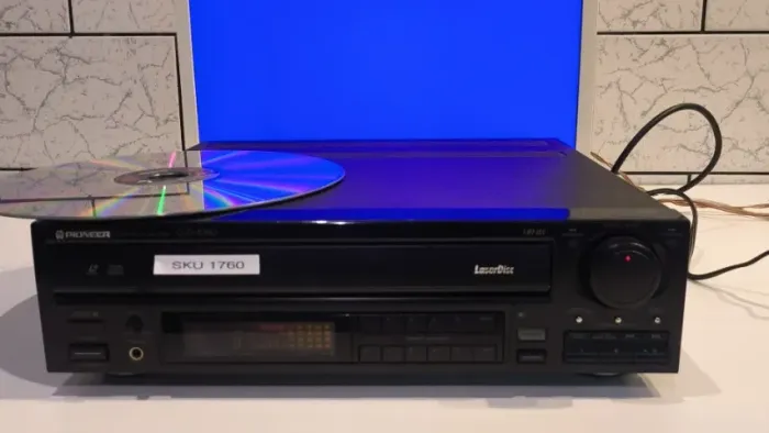 LASERDISC PIONNER CLD-1090 - LIGANDO MAS NÃO ESTÁ LENDO - PARA PEÇAS