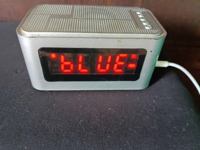 Despertador com rádio, relógio bluetooth,entrada USB e cartão de memória, funcionando tudo
