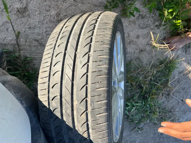 Roda de carro c pneu