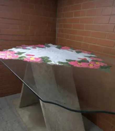 Mesa pé de mármore e tampo de vidro