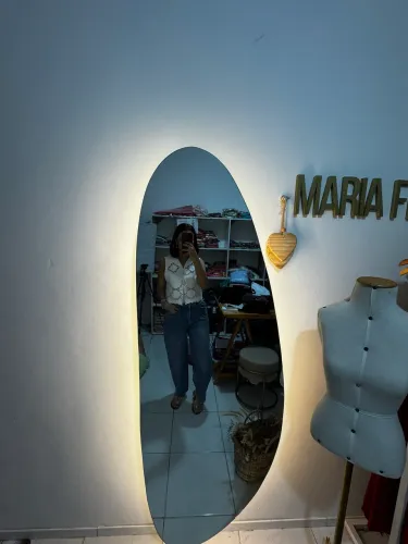 Espelho orgânico com caixa em madeira e led 