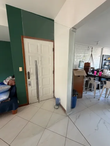 Porta de vidro com puxador e tranca