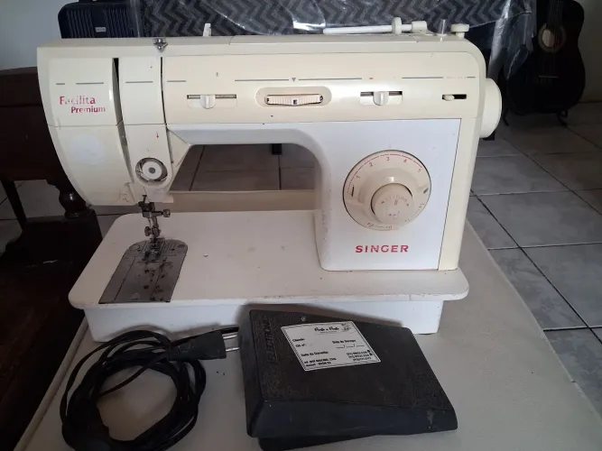 Máquina de costura Singer (Facilita Premium).