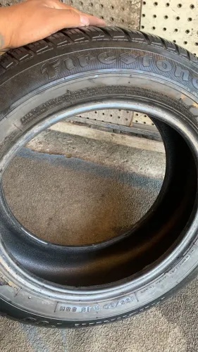 Vendo dois pneu aro 15 um firestone medida 195/60/15 e um continental 185/60/15