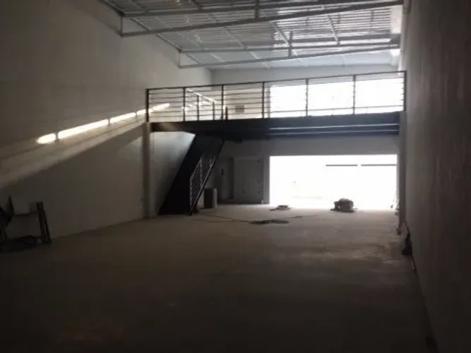 Barracão Comercial para Locação em Piracicaba-SP - Bairro Paulista 1 Sala, 4 Banheiros, 18