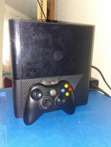 Vende Xbox 360 com marcas e avarias