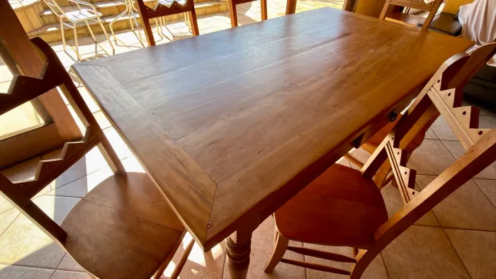 Mesa com 6 cadeiras madeira maciça