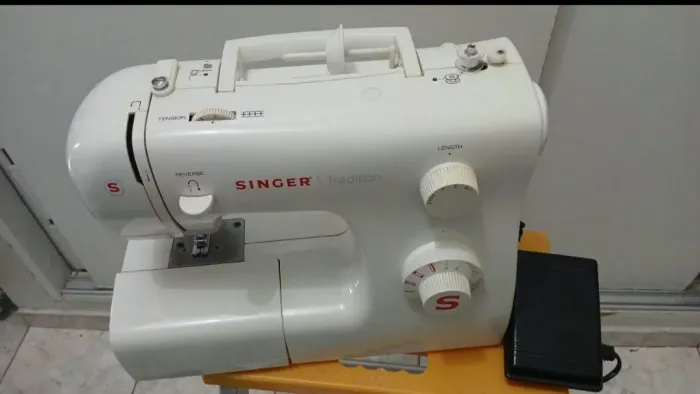 Máquina de costura singer nova