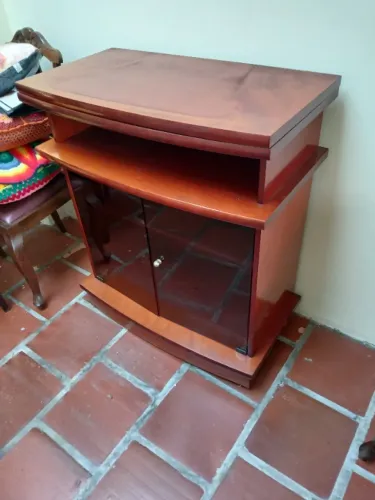 Rack de TV com plataforma de ajuste