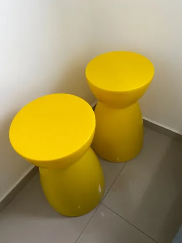 Conjunto 2 bancos banquetas amarelas polipropileno