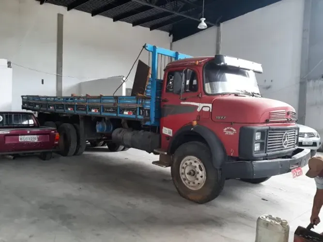 Caminhão 1517 Mercedes Bens 1987 Carroceria
