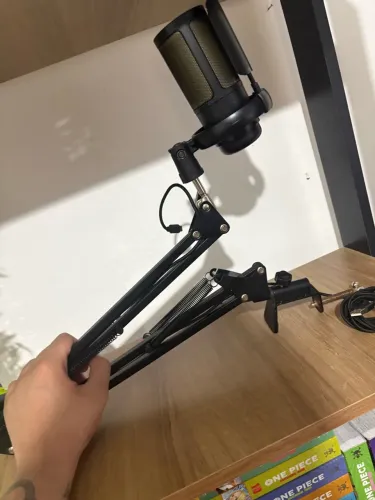 Microfone gamer com suporte articulado