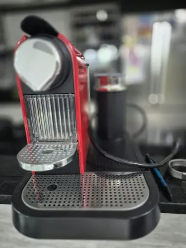 Cafeteira Nespresso Citiz Milk vermelha